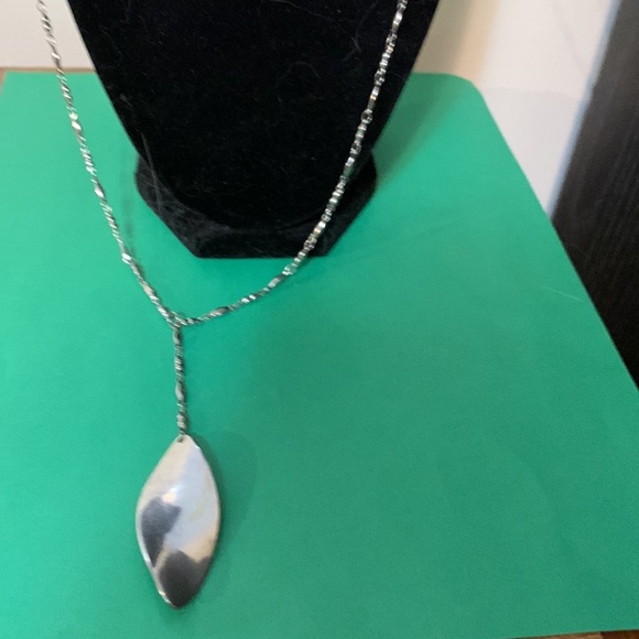 Beautiful Nygard necklace jewelry, 32”, leaf design on pendant - Picture 5 of 7